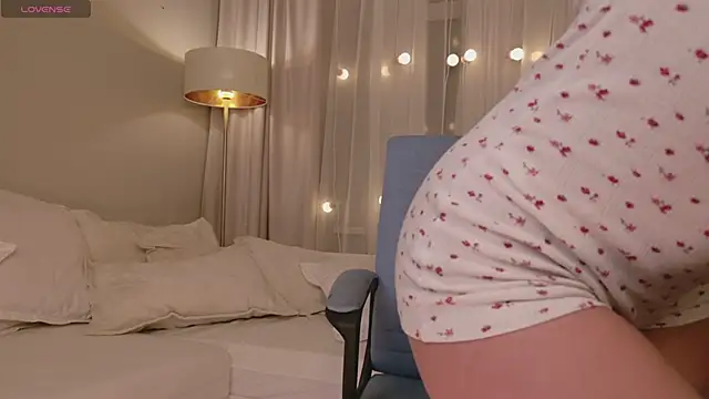 Snapshot of EmiliaDreams chatting on 2, 2, 2026 EmiliaDreams online show from 2, 2, 2026