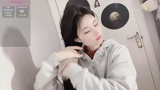 Qedgjwyz1 online show from 13, 2, 2025