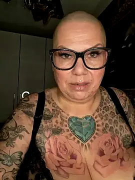 gepiercte nippel online show from 9, 12, 2024