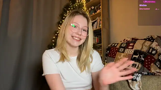 Snapshot of HoneyAudrey chatting on 8, 12, 2024 HoneyAudrey online show from 8, 12, 2024