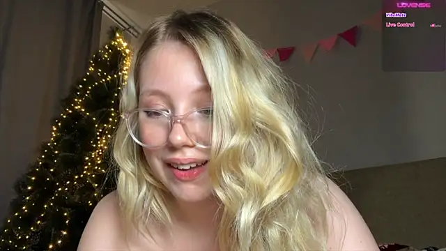 Snapshot of HoneyAudrey chatting on 27, 12, 2024 HoneyAudrey online show from 27, 12, 2024
