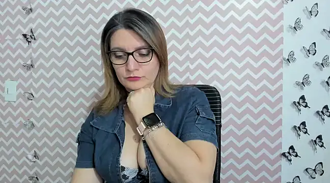 Amie Adams82  online show from 11, 2, 2025