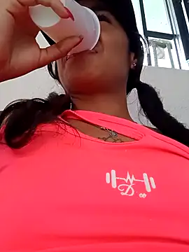 Snapshot of Leslly_ chatting on 9, 3, 2025 Leslly online show from 9, 3, 2025