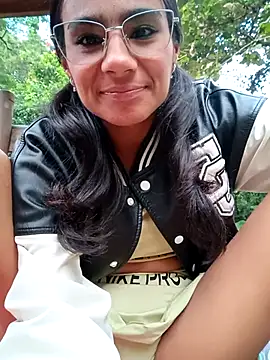 Snapshot of Leslly_ chatting on 17, 12, 2025 Leslly online show from 17, 12, 2025