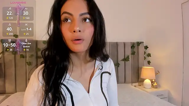 kareena basu online show from 6, 4, 2026