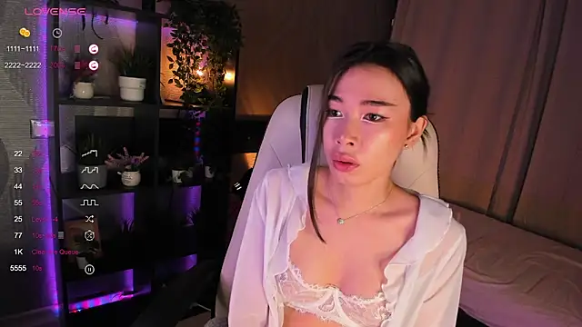 Snapshot of sensualily chatting on 4, 10, 2025 sensualily online show from 4, 10, 2025