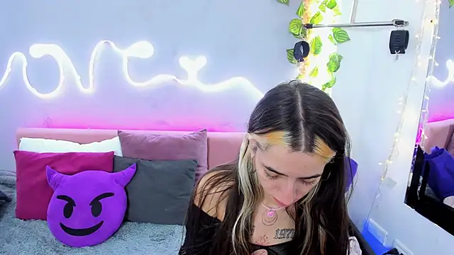 YouliteSllut2 online show from 5, 3, 2025