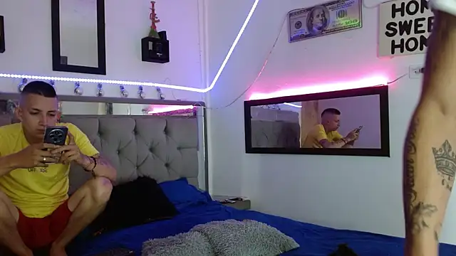 parejacaliente20154 online show from 22, 2, 2025