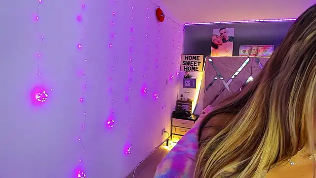 parejacaliente20154 online show from 5, 3, 2026