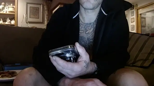 Snapshot of UnCuTupTheBuTT chatting on 30, 10, 2025 UnCuTupTheBuTT online show from 30, 10, 2025