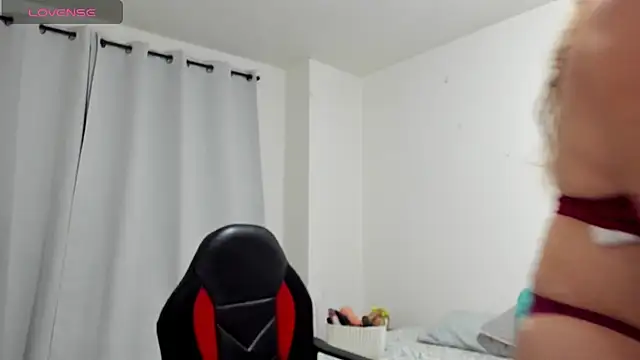 Snapshot of Sanddi_milff chatting on 4, 3, 2025 Sanddi milff online show from 4, 3, 2025