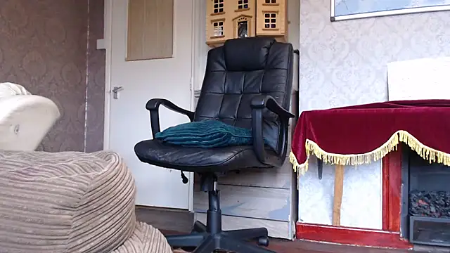 Snapshot of MrStraightDik chatting on 4, 11, 2025 MrStraightDik online show from 4, 11, 2025