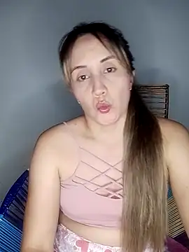 Snapshot of Isabel23zr chatting on 8, 3, 2025 Isabel23zr online show from 8, 3, 2025