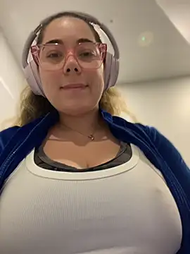 Snapshot of brooklynivy chatting on 27, 4, 2026 brooklynivy online show from 27, 4, 2026