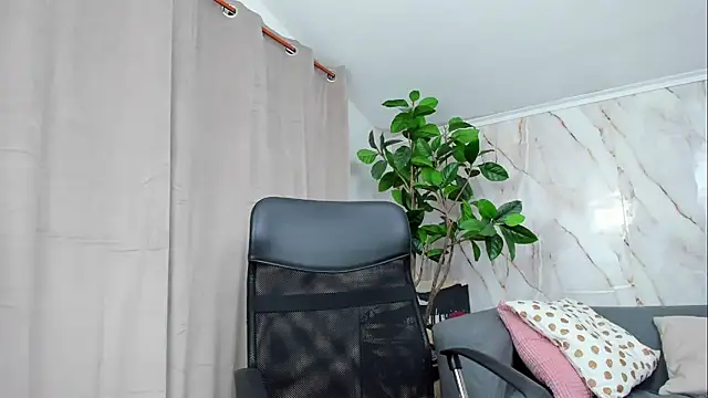 Snapshot of JennaPrice chatting on 7, 7, 2026 JennaPrice online show from 7, 7, 2026