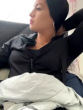 Sara luna  online show from 6, 11, 2025