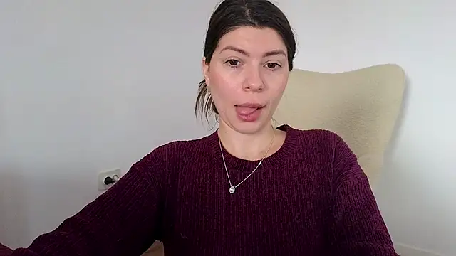 Jullyenn3 online show from 5, 2, 2025