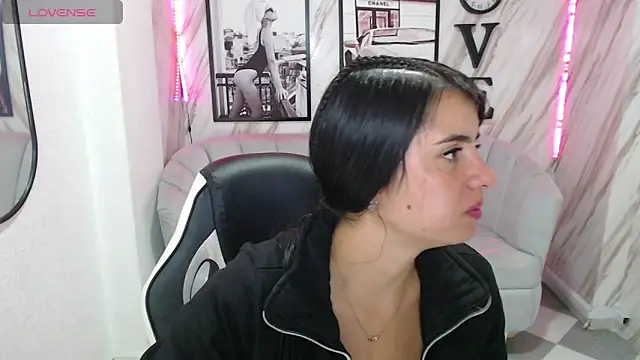 Snapshot of _samantha_b chatting on 6, 3, 2025 samantha b online show from 6, 3, 2025