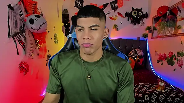 Snapshot of Damian_latinxxx chatting on 28, 10, 2025 Damian latinxxx online show from 28, 10, 2025