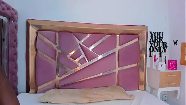 Britanymooree online show from 10, 4, 2026