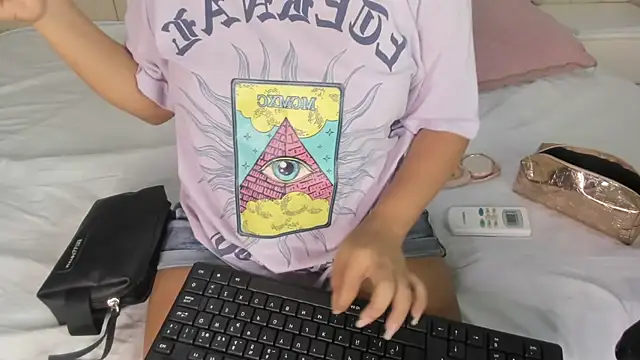 Littleolivia  online show from 16, 1, 2025