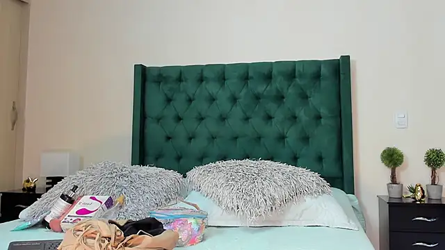 Orianaa Kade online show from 5, 12, 2024