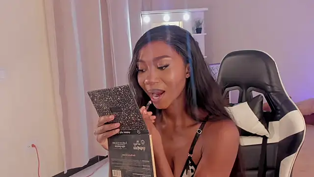 Snapshot of SavannahWildee chatting on 10, 3, 2025 SavannahWildee online show from 10, 3, 2025