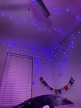 Snapshot of LillShayy chatting on 8, 11, 2025 LillShayy online show from 8, 11, 2025