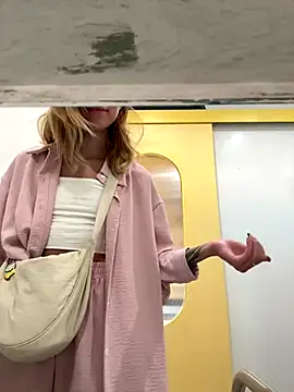 Snapshot of enjoy_my_beauty chatting on 4, 12, 2024 enjoy my beauty online show from 4, 12, 2024