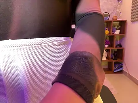 Snapshot of MidnightFlame chatting on 5, 2, 2025 MidnightFlame online show from 5, 2, 2025