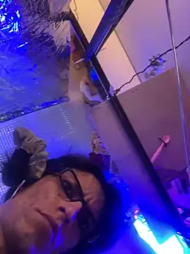 gurlnips online show from 10, 9, 2025