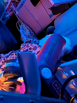 gurlnips online show from 13, 9, 2025