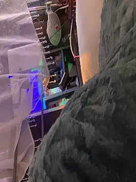 gurlnips online show from 2, 12, 2025