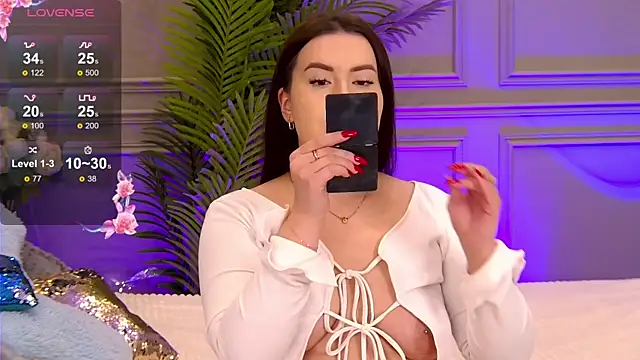 TrishaWinslet online show from 5, 3, 2025