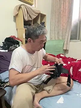 Snapshot of YuHsuant chatting on 12, 3, 2025 YuHsuant online show from 12, 3, 2025