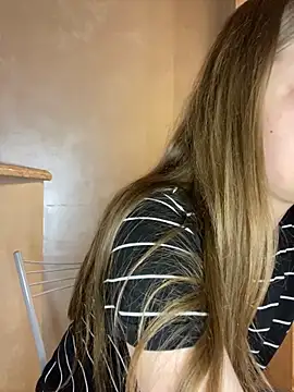 Snapshot of MollyDolle chatting on 28, 11, 2025 MollyDolle online show from 28, 11, 2025