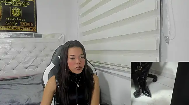 Snapshot of queen_findom chatting on 24, 2, 2025 queen findom online show from 24, 2, 2025