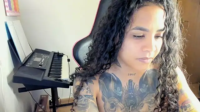 Snapshot of Ama_music chatting on 15, 10, 2025 Ama music online show from 15, 10, 2025