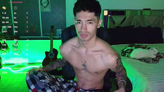 Snapshot of Damon__333 chatting on 8, 11, 2025 Damon 333 online show from 8, 11, 2025