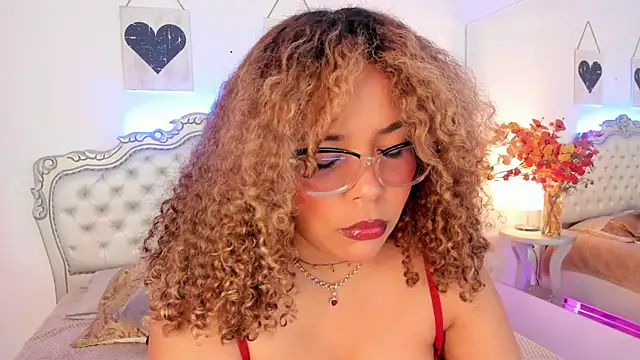 Snapshot of NiaColusi chatting on 4, 11, 2025 NiaColusi online show from 4, 11, 2025