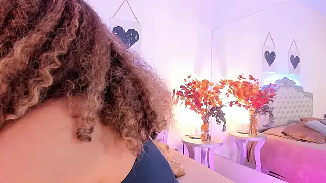 Snapshot of NiaColusi chatting on 13, 11, 2025 NiaColusi online show from 13, 11, 2025