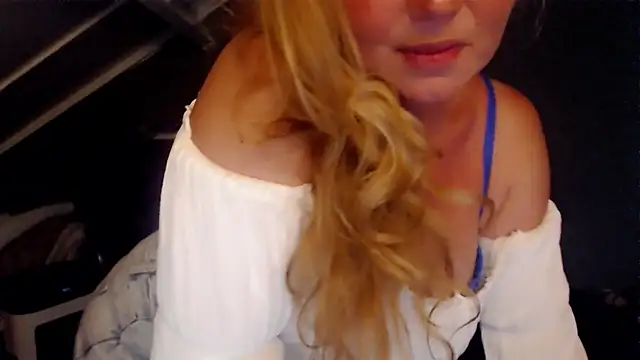 Snapshot of roxanna24 chatting on 23, 7, 2026 roxanna24 online show from 23, 7, 2026