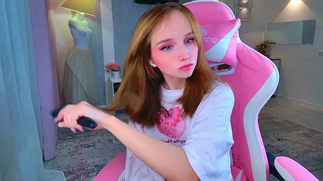 b4by LoL1 online show from 3, 12, 2025