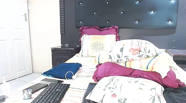 Snapshot of DarkDivva24 chatting on 18, 2, 2025 DarkDivva24 online show from 18, 2, 2025