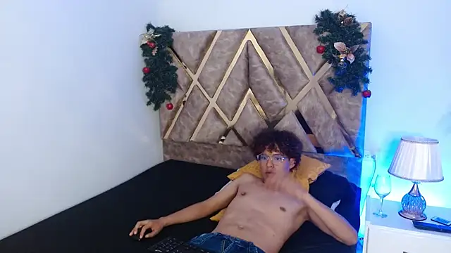 Snapshot of nickolas_moon chatting on 19, 12, 2024 nickolas moon online show from 19, 12, 2024