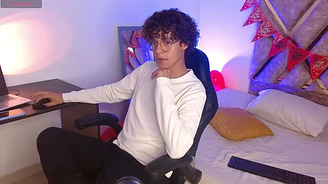 Snapshot of nickolas_moon chatting on 17, 2, 2025 nickolas moon online show from 17, 2, 2025