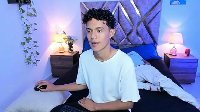 Snapshot of nickolas_moon chatting on 3, 10, 2025 nickolas moon online show from 3, 10, 2025