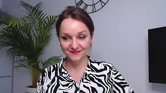 Snapshot of AliciaDesire chatting on 8, 1, 2025 AliciaDesire online show from 8, 1, 2025