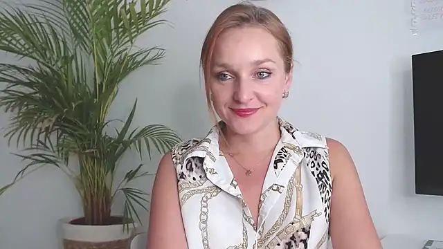 Snapshot of AliciaDesire chatting on 15, 10, 2025 AliciaDesire online show from 15, 10, 2025