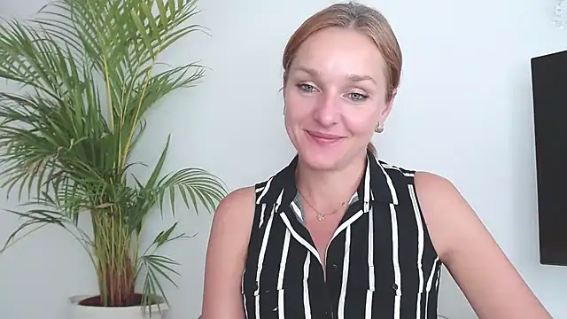 Snapshot of AliciaDesire chatting on 16, 10, 2025 AliciaDesire online show from 16, 10, 2025